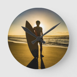 Surfer-silhouet tijdens zonsopgang ronde klok