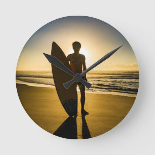 Surfer-silhouet tijdens zonsopgang ronde klok