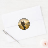 Surfer-silhouet tijdens zonsopgang ronde sticker (Envelop)
