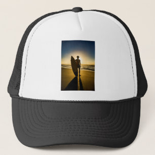 Surfer-silhouet tijdens zonsopgang trucker pet