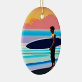 Surfer staande op een strand bij zonsondergang keramisch ornament (Rechts)