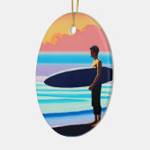 Surfer staande op een strand bij zonsondergang keramisch ornament (Links)