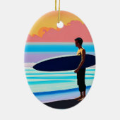 Surfer staande op een strand bij zonsondergang keramisch ornament (Achterkant)