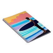 Surfer staande op een strand bij zonsondergang notitieboek (Rechterzijde)