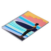 Surfer staande op een strand bij zonsondergang notitieboek (Linkerzijde)