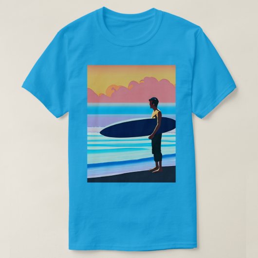 Surfer staande op een strand bij zonsondergang t-shirt (Design voorkant)