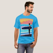 Surfer staande op een strand bij zonsondergang t-shirt (Voorkant volledig)