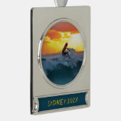 Surfer Surfen Foto Gepersonaliseerde Kerstmis Verzilverd Banner Ornament (Rechts)