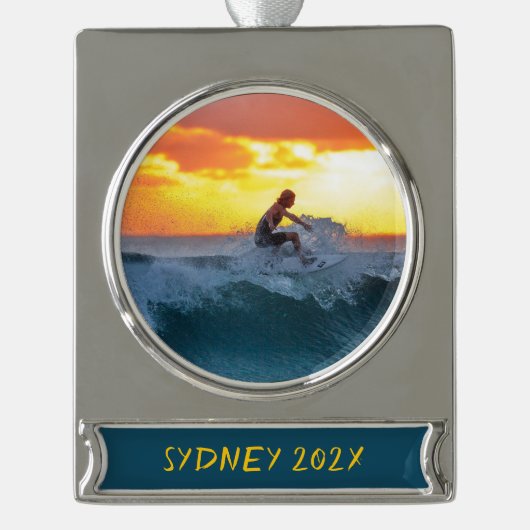 Surfer Surfen Foto Gepersonaliseerde Kerstmis Verzilverd Banner Ornament (Voorkant)
