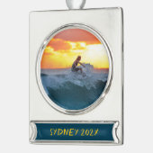 Surfer Surfen Foto Gepersonaliseerde Kerstmis Verzilverd Banner Ornament (Links)