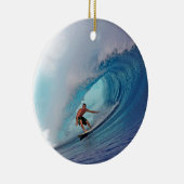 Surfer surft op een enorme golf. keramisch ornament (Rechts)