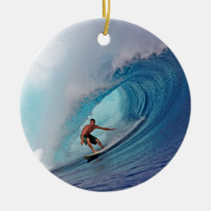 Surfer surft op een enorme golf. keramisch ornament