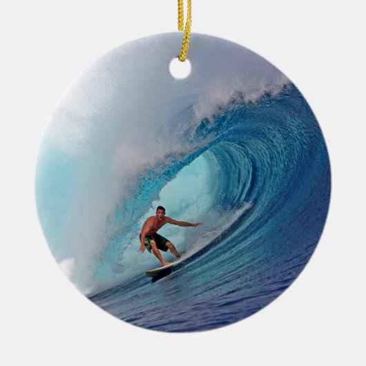 Surfer surft op een enorme golf. keramisch ornament (Voorkant)