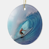 Surfer surft op een enorme golf. keramisch ornament (Links)