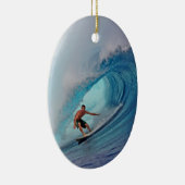 Surfer surft op een enorme golf. keramisch ornament (Rechts)