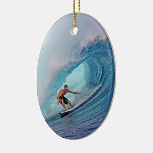 Surfer surft op een enorme golf. keramisch ornament (Links)