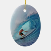 Surfer surft op een enorme golf. keramisch ornament (Voorkant)