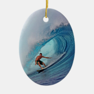 Surfer surft op een enorme golf. keramisch ornament