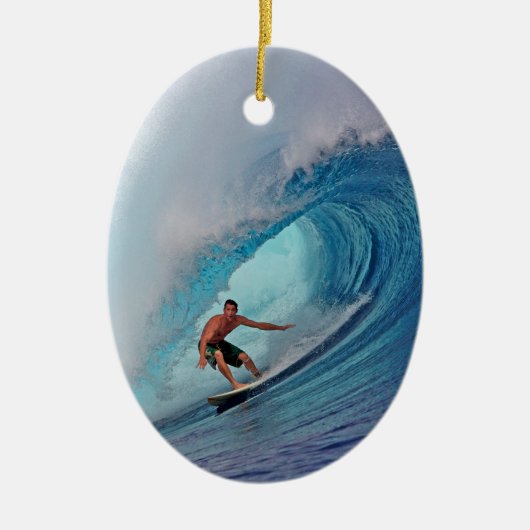 Surfer surft op een enorme golf. keramisch ornament (Voorkant)