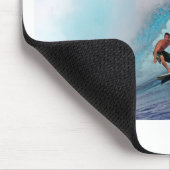 Surfer surft op een enorme golf. muismat (Hoek)