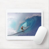 Surfer surft op een enorme golf. muismat (Met muis)