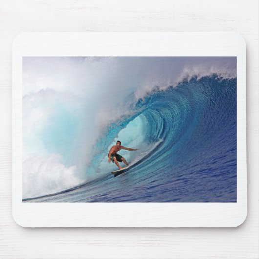 Surfer surft op een enorme golf. muismat (Voorkant)