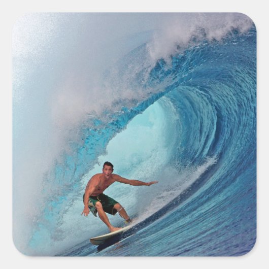 Surfer surft op een enorme golf. vierkante sticker (Voorkant)