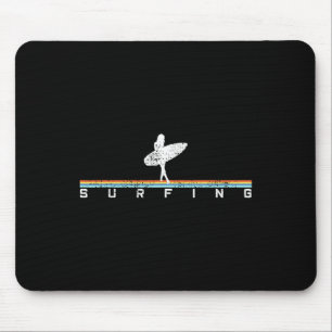 Surfer surft op surfplank vintage retro stijl muismat