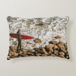 Surfer Walking Rocky Beach, Ocean Waves Coastal Accent Kussen