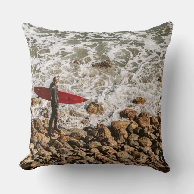 Surfer Walking Rocky Beach, Ocean Waves Coastal  Kussen (Voorkant)