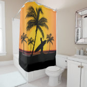 Surfer wandelen op het strand met surfplank bij zo douchegordijn (In situ)