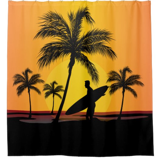 Surfer wandelen op het strand met surfplank bij zo douchegordijn (Voorkant)