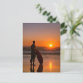 Surfer watching the waves briefkaart (Staand voorkant)