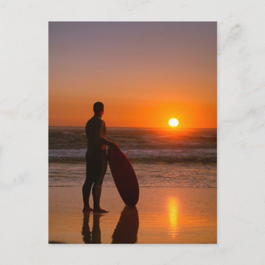 Surfer watching the waves briefkaart (Voorkant)