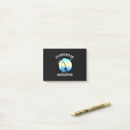 Surfer zou eerder windsurfen post-it® notes (Op bureau)