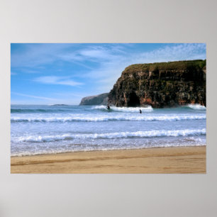 surfers die in de buurt van Ballybunion surfen Poster