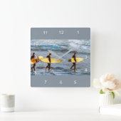 Surfers hoofd in de oceaan om de laatste golf te v vierkante klok (Huis)