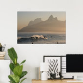 "Surfers in Arpoador, Rio de Janeiro" groot poster (Thuiskantoor)