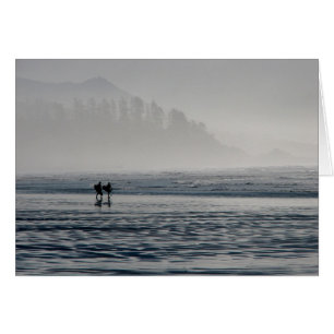 Surfers in de mist.
