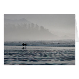 Surfers in de mist.