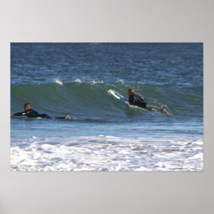 Surfers in een golfposter poster