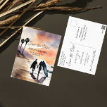 Surfers paar bij zonsondergang waterverf opslaan d briefkaart<br><div class="desc">Surfers paar met surfplanken bij zonsondergang waterverf Save the date briefkaart. Waterverf Californië landschap voor een save the date uitnodiging.</div>