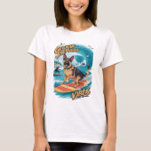 Surfing Shepherd: een tropisch avontuur T-shirt (Voorkant)