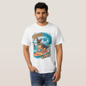 Surfing Shepherd: een tropisch avontuur T-shirt (Voorkant volledig)