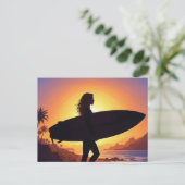 Surfmeisje op het strand briefkaart (Staand voorkant)