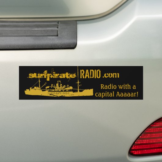 surfpirateRADIO dot com Bumpersticker (Op auto)