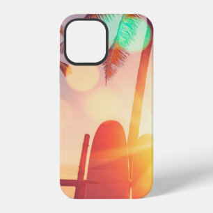 Surfplank en palmboom op strand dubbele belichting iPhone 12 hoesje