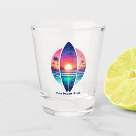 Surfplank in de zonsondergang shot glas