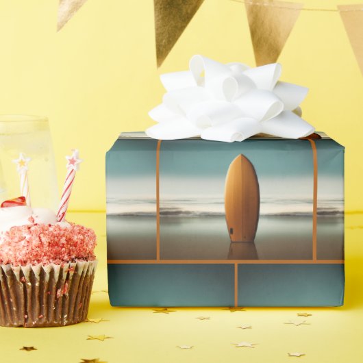 Surfplank rechtop in strandzand cadeaupapier (Verjaardagsfeest)
