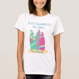 Surfplanken in het zandstrand net getrouwd t-shirt